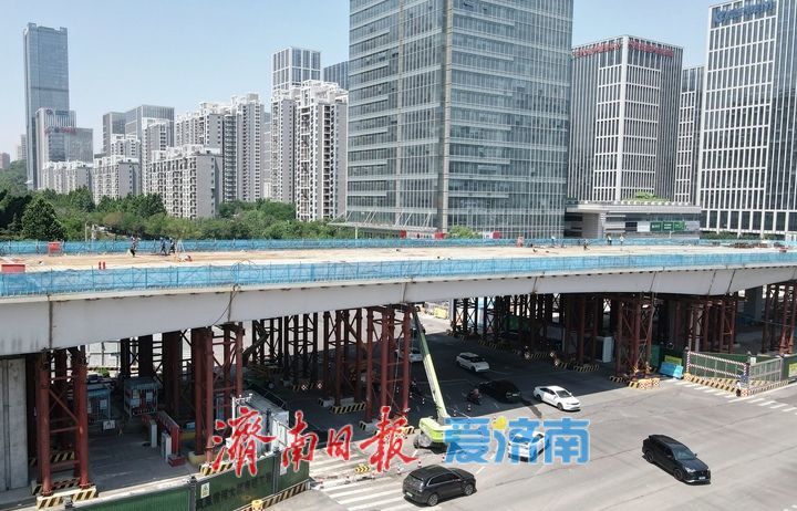 济南凤凰黄河大桥南延工程首跨跨路钢箱梁已顺利安装