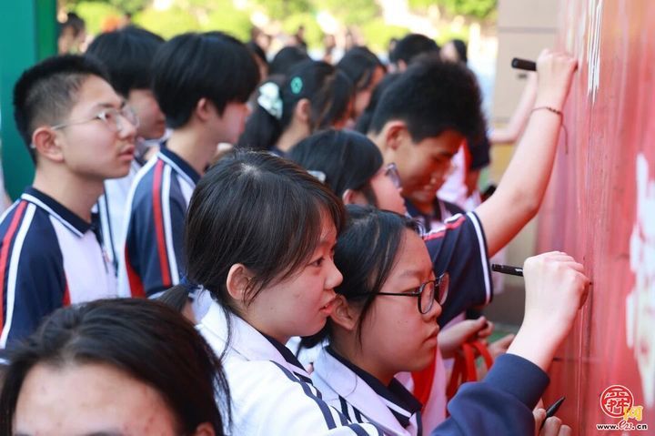 扬帆起航逐梦想 向海而行铸荣光——外海中学2026届九年级毕业仪式圆满举行