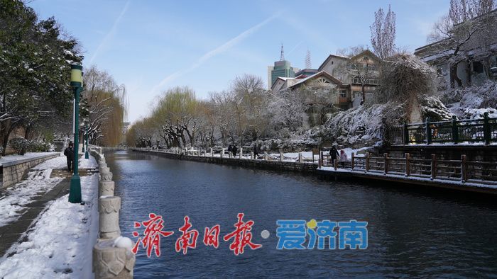 雪霁泉城披银纱，护城河畔如诗画