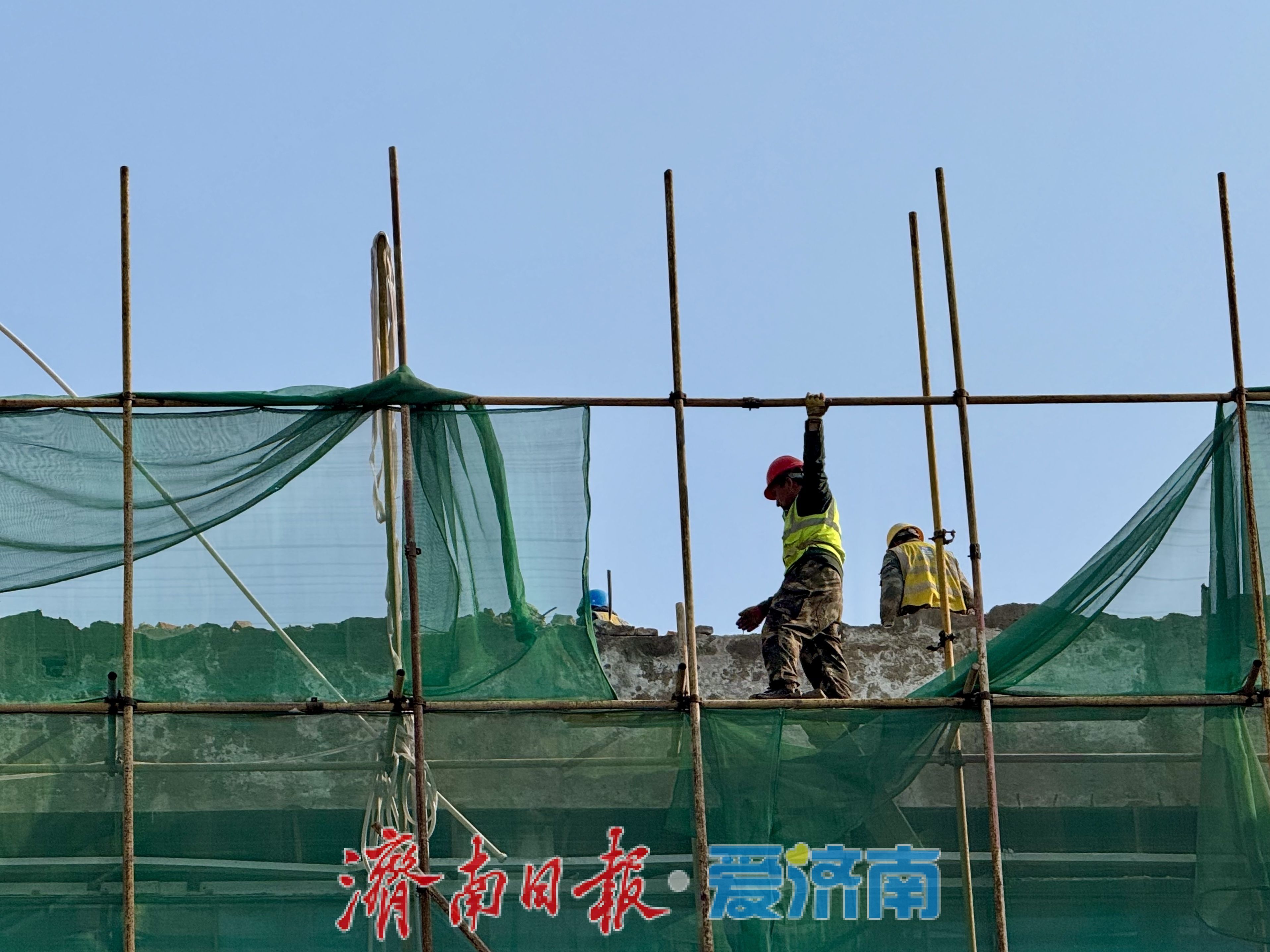 项目强省会｜济南天龙大厦拆除工程有序推进 主楼拆除已过半