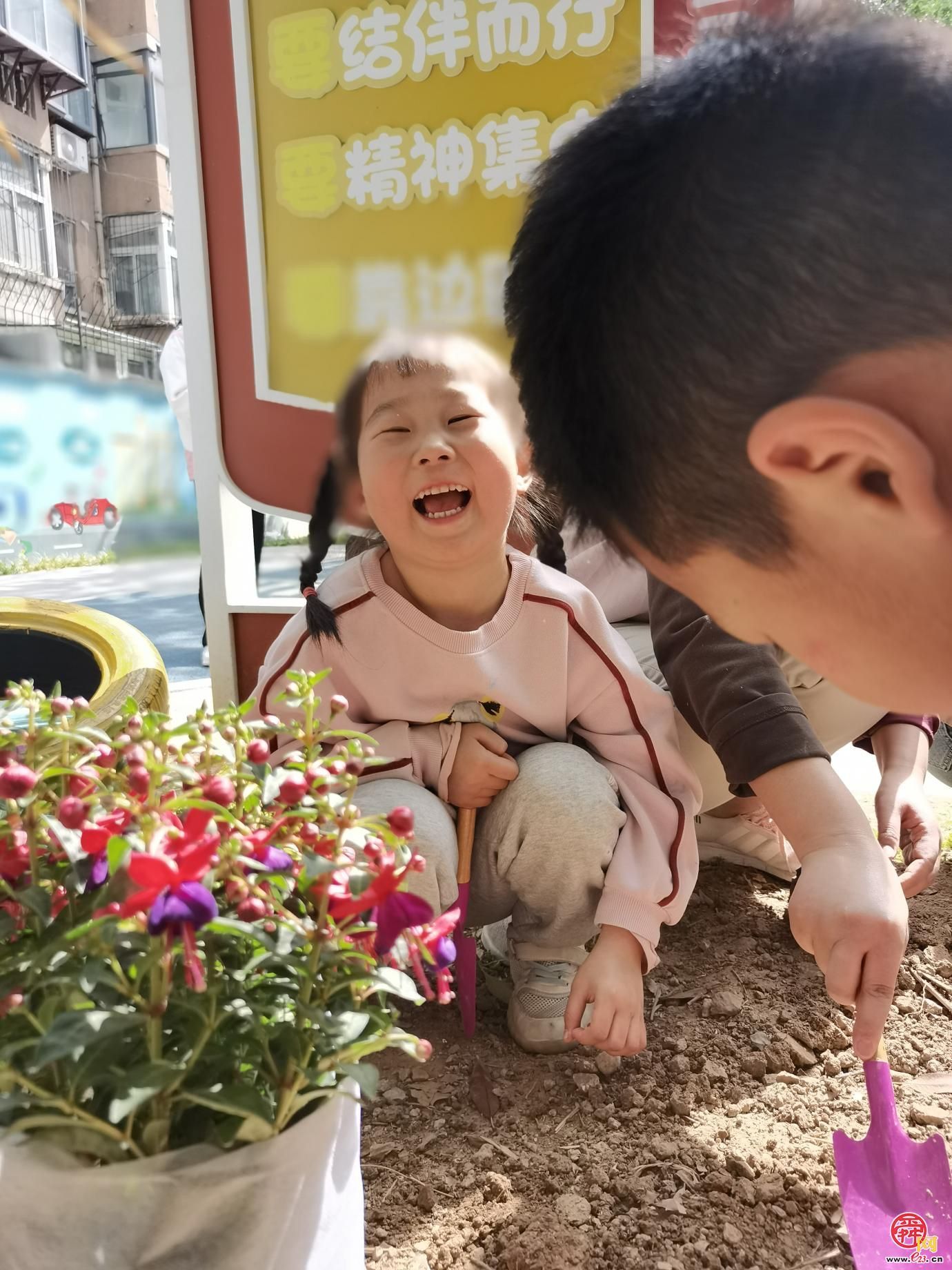 种花种梦想 劳动促成长 济南园·林惠民行走进共建花园