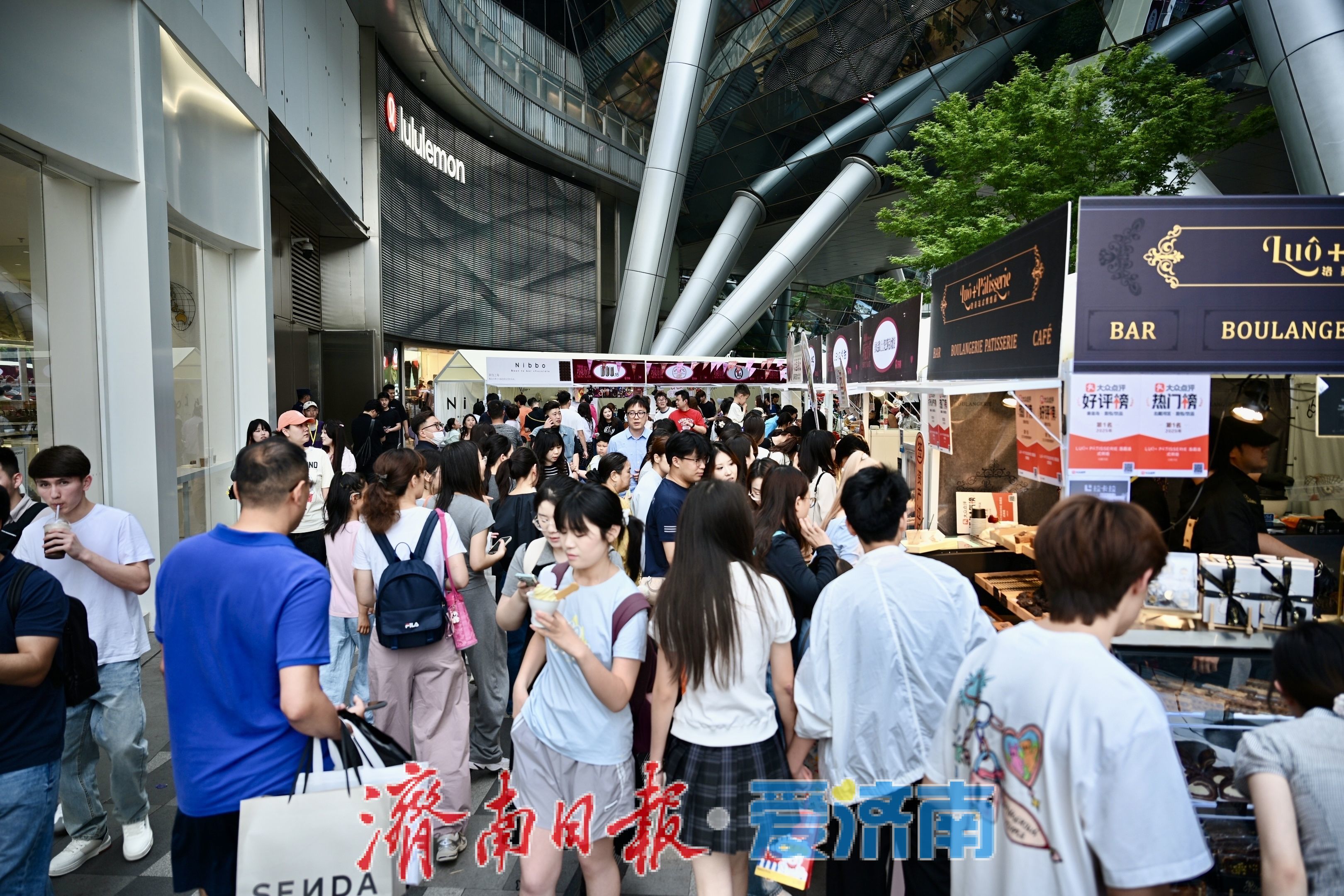 “甜蜜经济”激活商圈 济南首届巧克力节周末人气爆棚