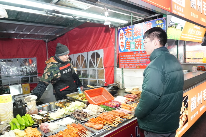 寒冬夜市 感受一抹温暖的烟火