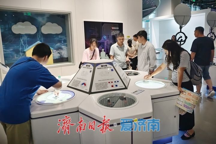 避暑研学两相宜 科技馆内探奥秘