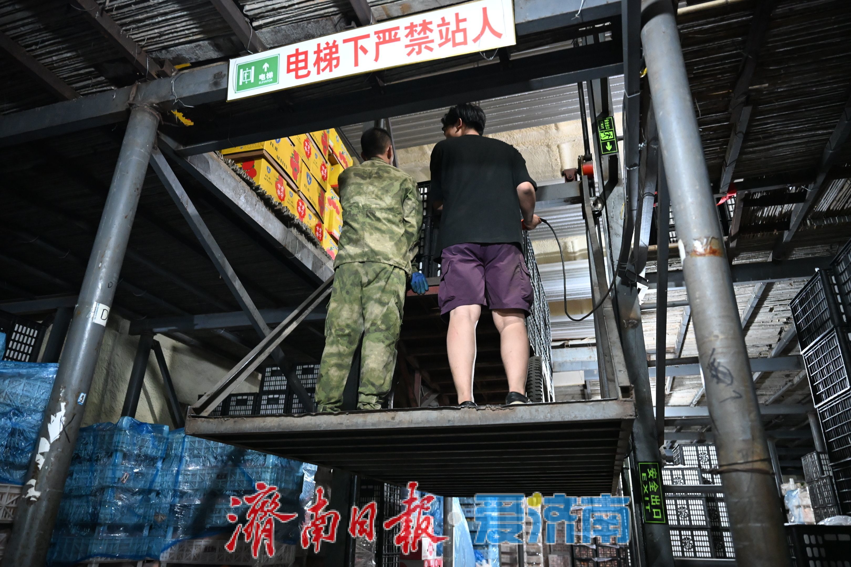 冰火两重天！济南果品搬运工直面40℃温差，守护市民夏日果盘