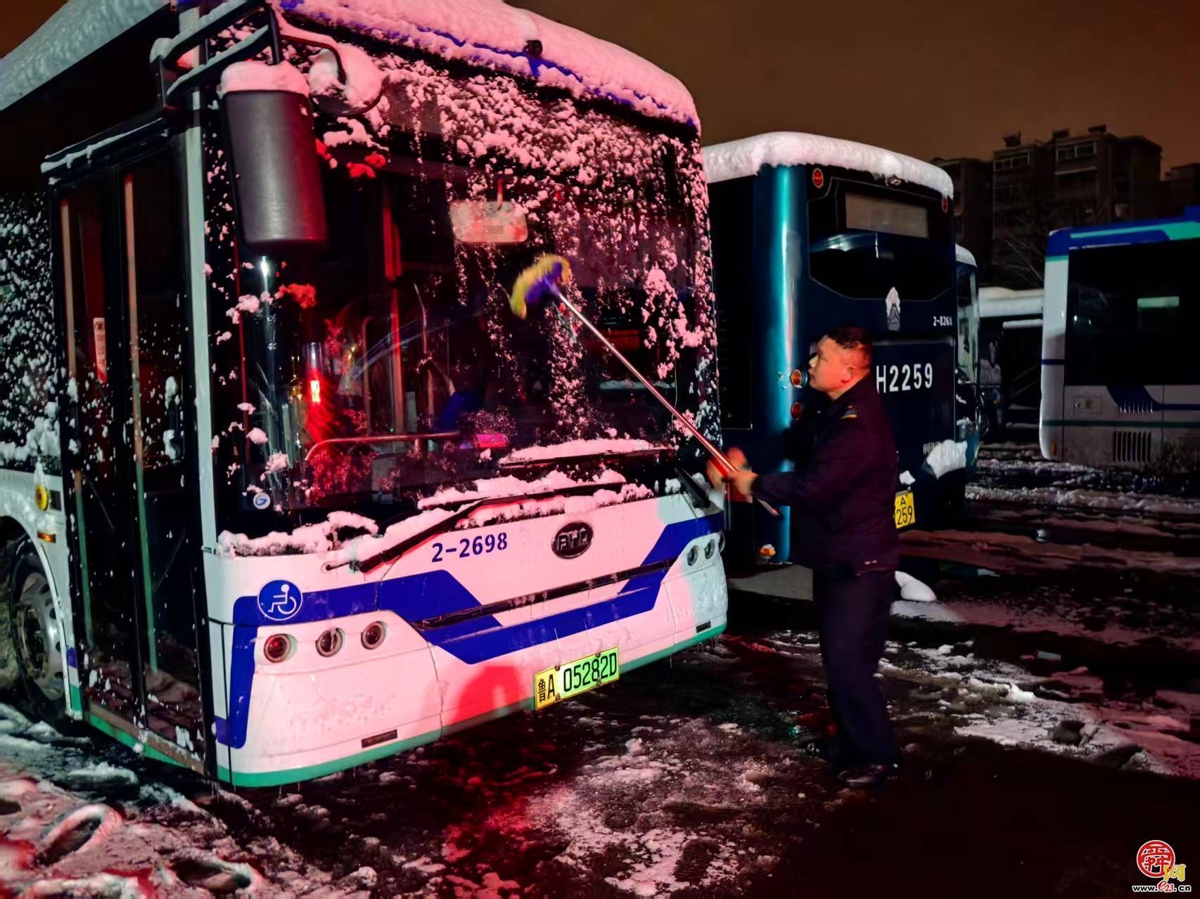 泉城暴雪中的暖心坚守：济南公交党员驾驶员陈键破冰除雪护出行