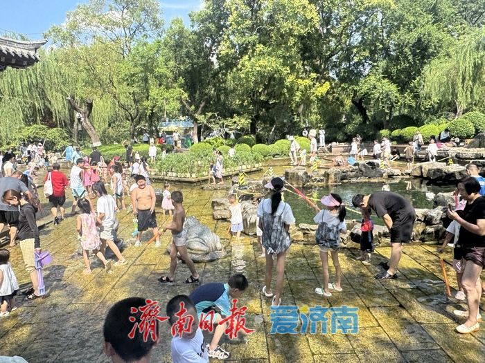 高温天里的清凉乐土：五龙潭清泉边童趣飞扬