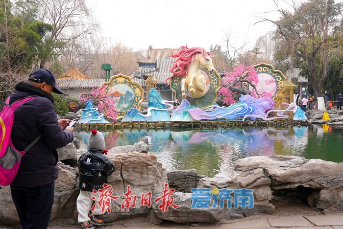 融合泉水特色！多款马年主题花灯造景迎来打卡热