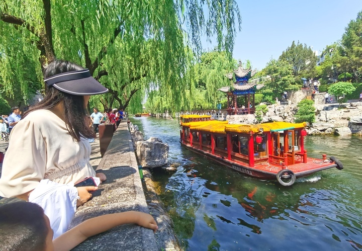 亲泉戏水享清凉