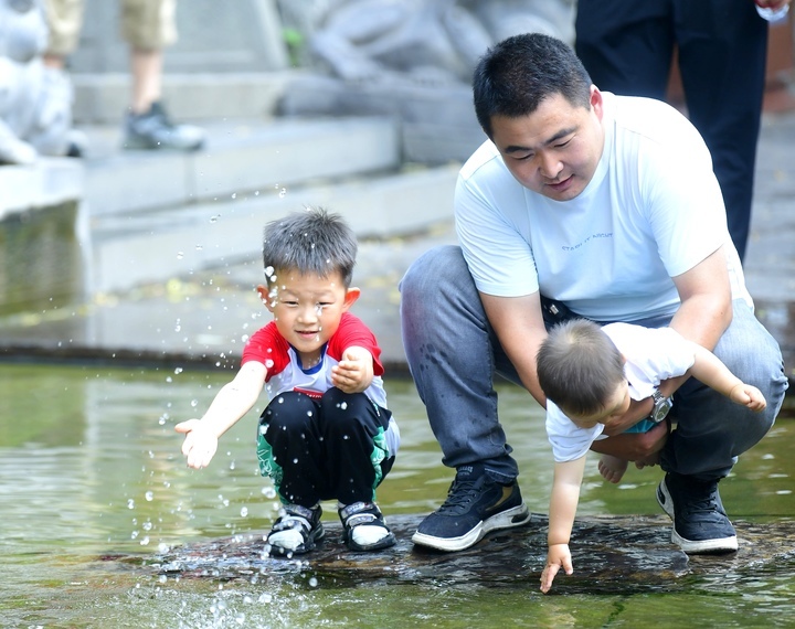 高温来袭，济南市民泉畔觅清凉