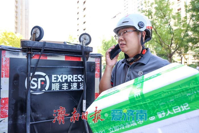 “双节”高峰下的坚守与温情 泉城街巷的“快递温度”
