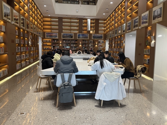 各大考试临近，图书馆“座无虚席”，付费自习室成热门选项，考生直言“花钱买效率”