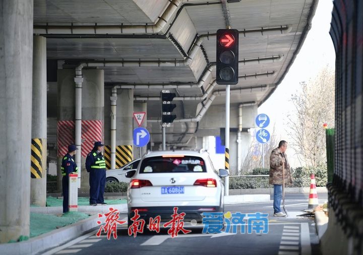 直击堵点！济南旅游路二环东路交叉口新增专用右转车道正式投用