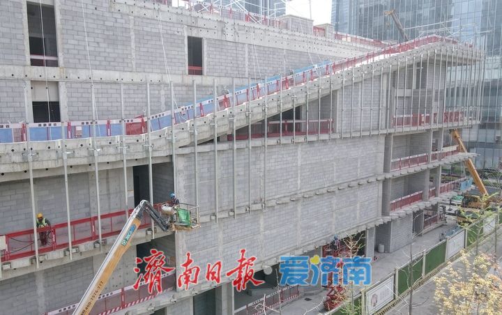 济南中央商务区艺术剧院项目开始外立面幕墙施工