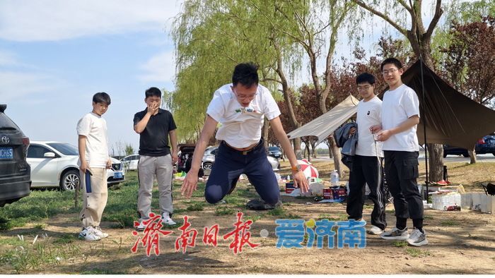 蓝天碧水帐篷朵朵，济南玉清湖畔“五一”假期人气旺