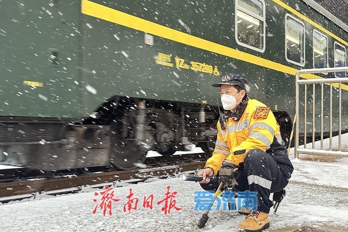 “以雪为令、见雪上岗” 国铁济南局济南车辆段鏖战今冬首场降雪确保旅客安全出行