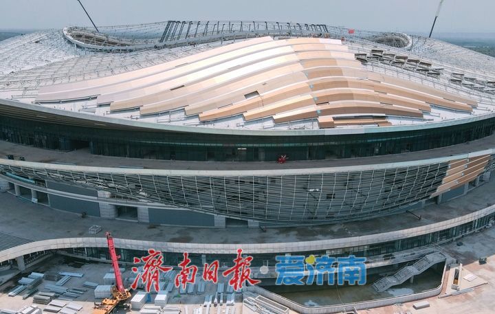 济南黄河体育中心专业足球场“头顶工程”成功落位