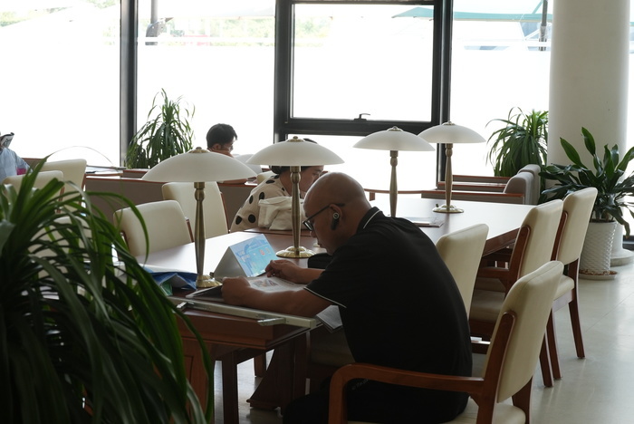 济南持续高温天气 图书馆成消暑新去处