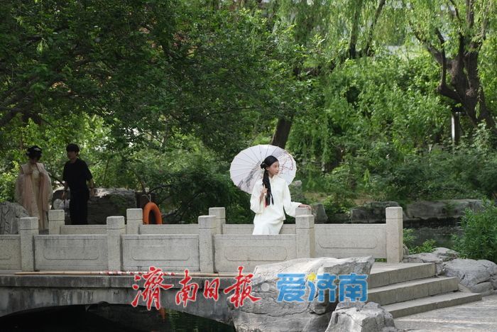 暮春时节绿意浓，济南五龙潭公园变身“绿野仙踪”