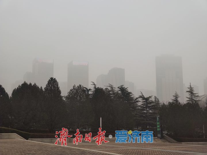 雾锁泉城 CBD高楼若隐若现