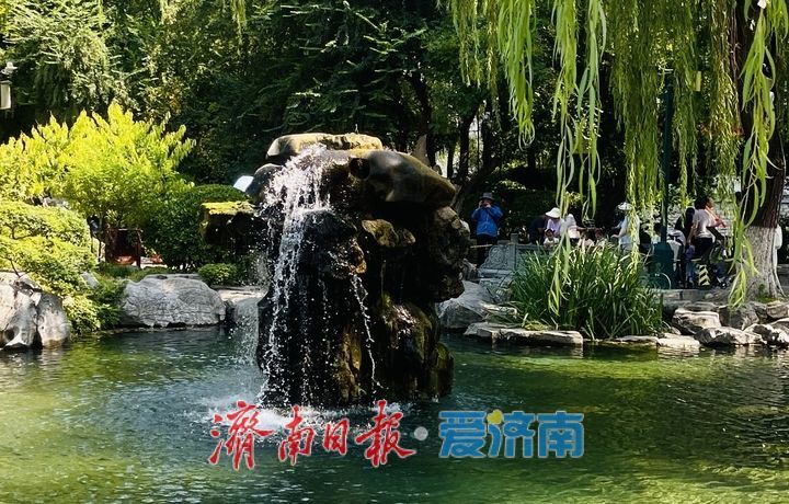 金秋五龙潭月牙泉喷涌超一年，“月牙飞瀑”超长待机365天