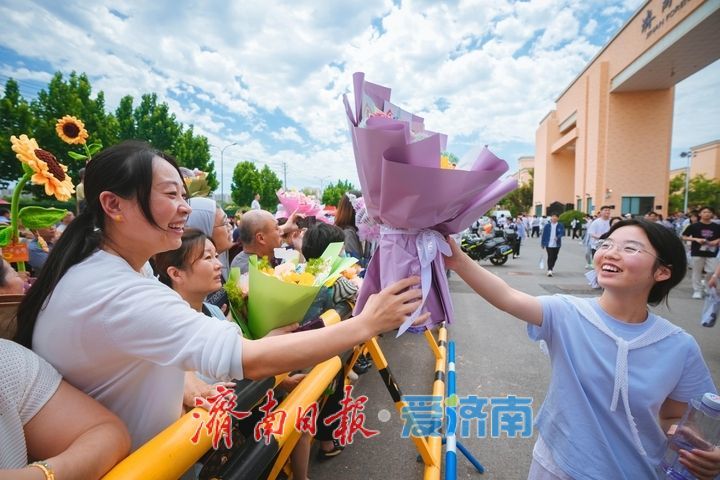 鲜花与拥抱，高考最后一天上演温馨时刻