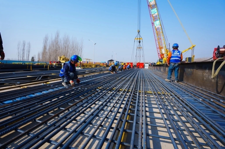 济南市航天大道穿黄隧道工程(I期)首幅地下连续墙钢筋笼完成吊装