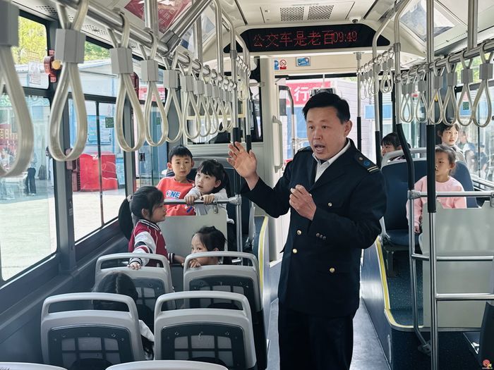 安全记心间——济南南部公交迎来萌娃探站