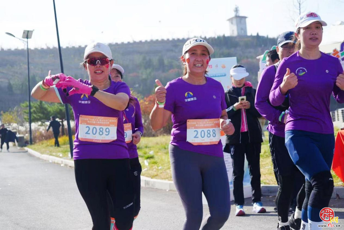 赴红叶之约 享运动之乐 品非遗之美 济南“一城山色·登山打卡”暨垛庄百峪大顶登山嘉年华成功举办