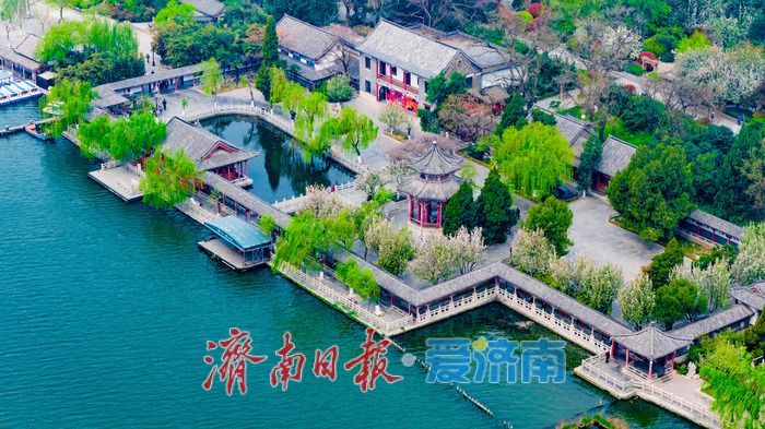 海棠盈香绕古亭 春韵满城醉明湖