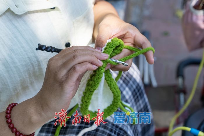 轮椅上织出“向阳花”：一针一线连着生计，也是给考生的独家祝福