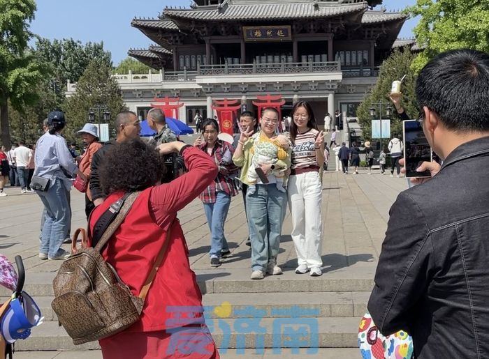 五一假期首日济南30家景区纳客51.62万人次，同比增长55.74%