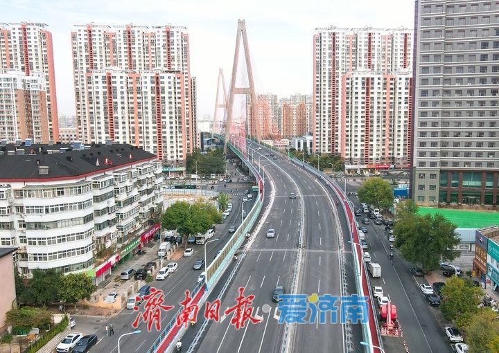 济南纬六路高架桥南引桥重新铺设沥青路面，新防撞护栏陆续安装