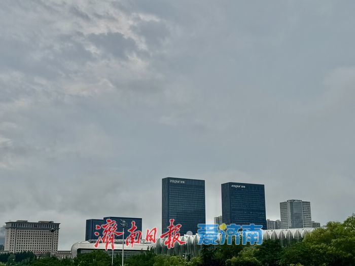 雨后济南CBD云雾缭绕 现夏日梦幻城市景观