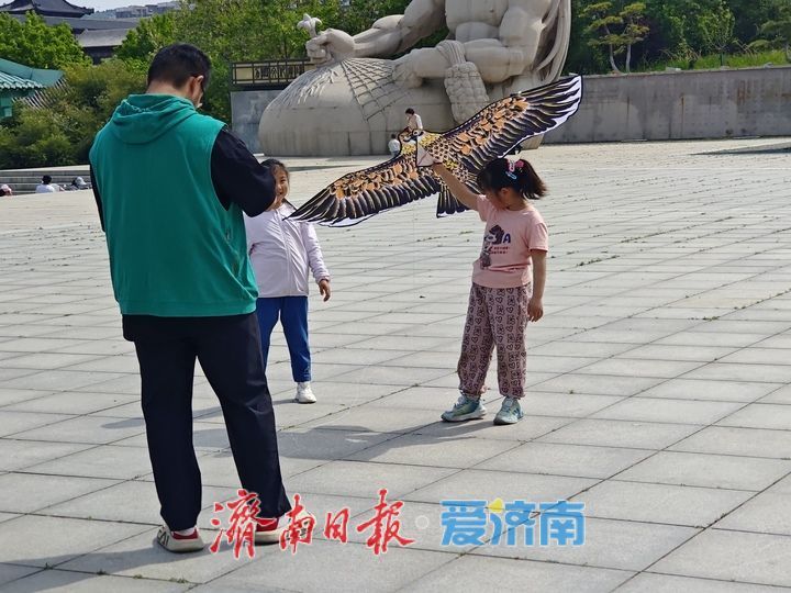 春日游园正当时 花香药韵醉游人