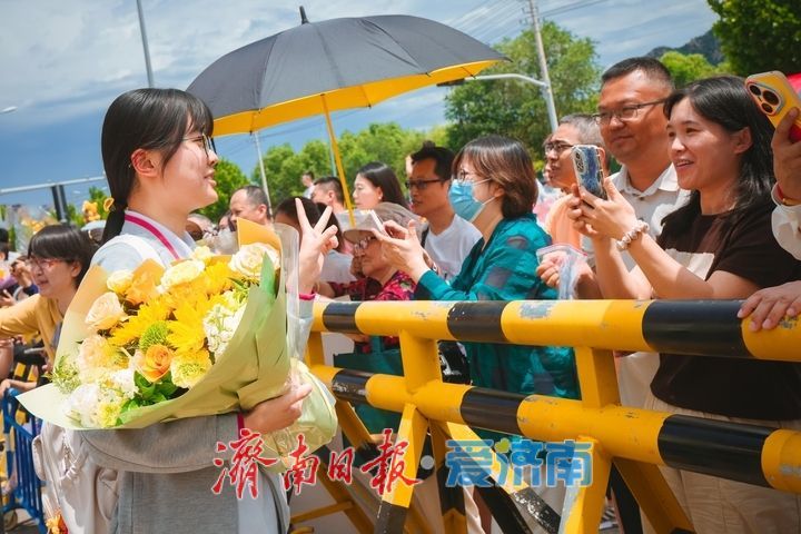 鲜花与拥抱，高考最后一天上演温馨时刻