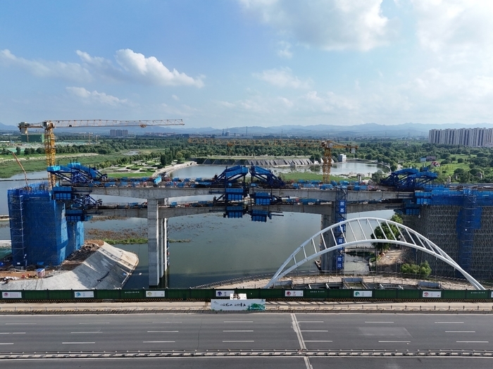 12个挂篮同时施工，济南轨道交通8号线这座连续梁合龙