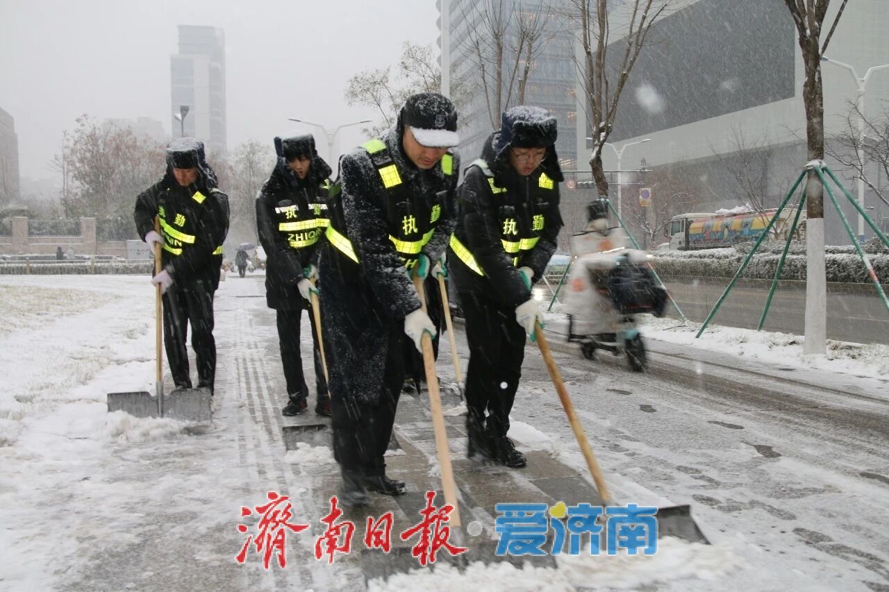 济南：物业清雪齐发力 小区畅行暖人心
