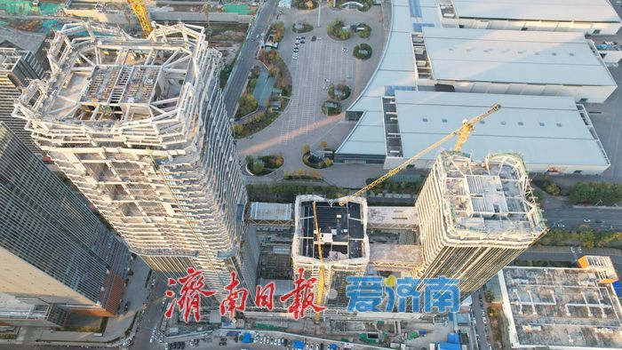 济南西部万融云城二期“空中双连廊”顺利贯通实现牵手