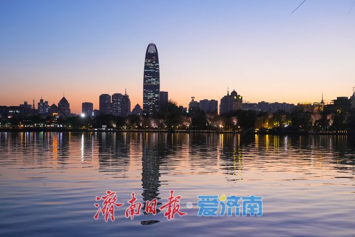 一年四季 泉在济南丨大明湖冬日晚照，老城新韵绘就泉城暮色