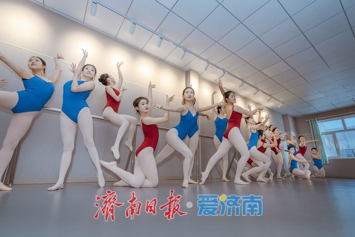 汗浸练功房，足尖起落间，山东舞蹈生冲刺统考