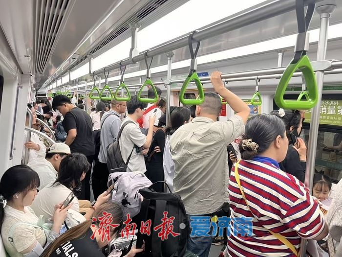 返程高峰：4号线东向车厢满员 行囊载归途