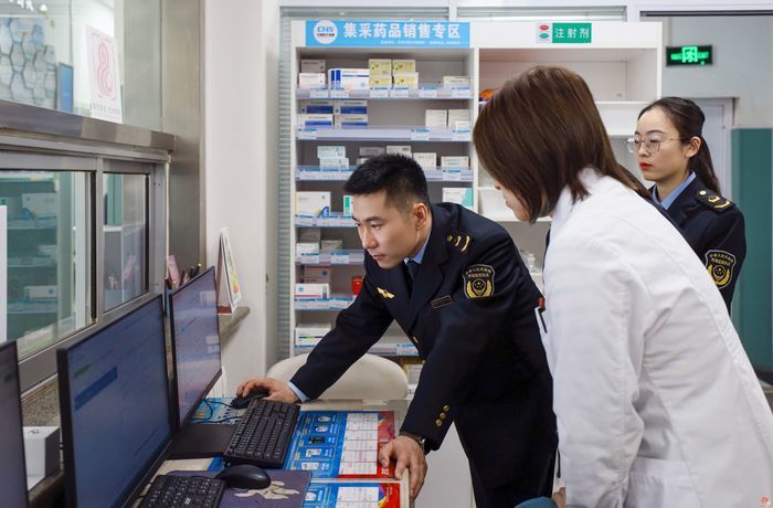 新春走基层｜筑牢节日用药安全屏障！济南市市场监管局开展春节前药品市场专项检查