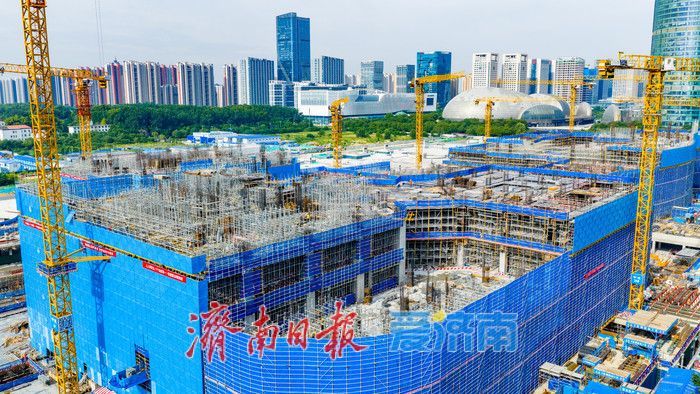 槐荫万达广场建设全面提速 西客站片区商业新地标初具雏形