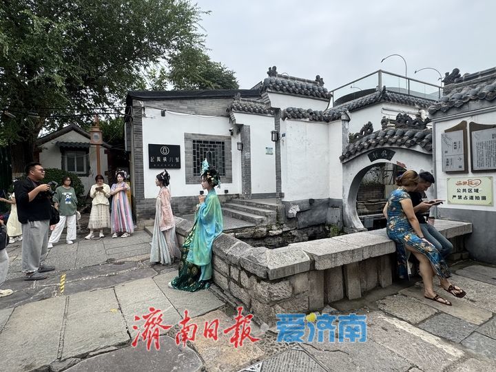 一年四季 泉在济南丨一袭古装，邂逅起凤桥泉巷风光