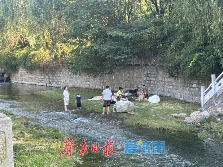 高温周末寻清凉 龙鼎滨水公园成市民戏水好去处