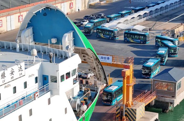 300台纯电动公交车“闯关东”！山东港口烟台港新能源汽车海上运输专线迎“重磅订单”