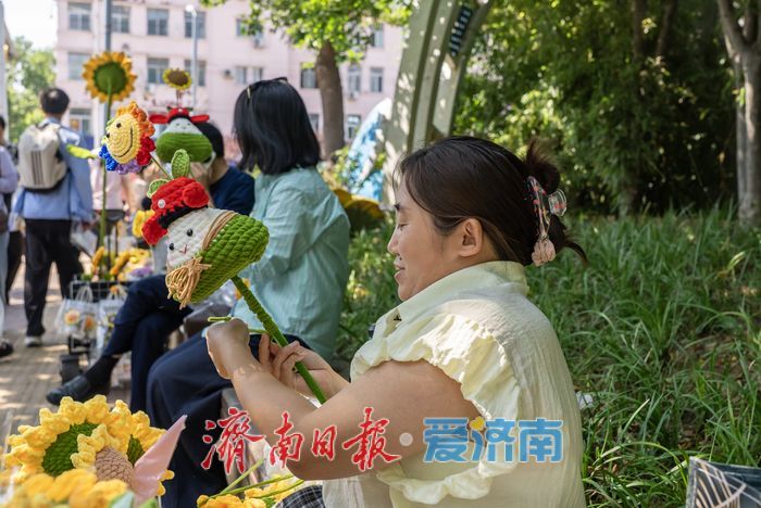 轮椅上织出“向阳花”：一针一线连着生计，也是给考生的独家祝福