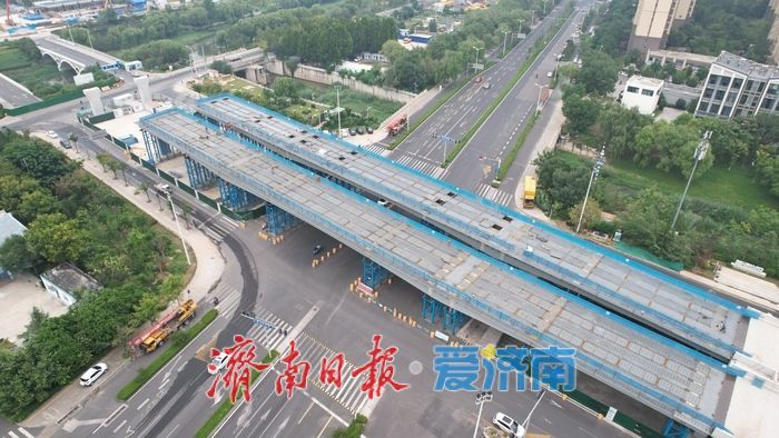 腊山河西路北延工程涉铁段9号主墩下承台大体积混凝土浇筑完成