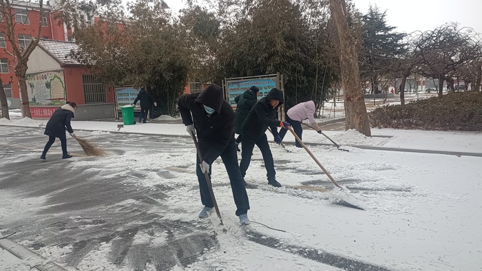 除雪护平安，暖意满校园！莱芜区这所小学开展志愿扫雪活动